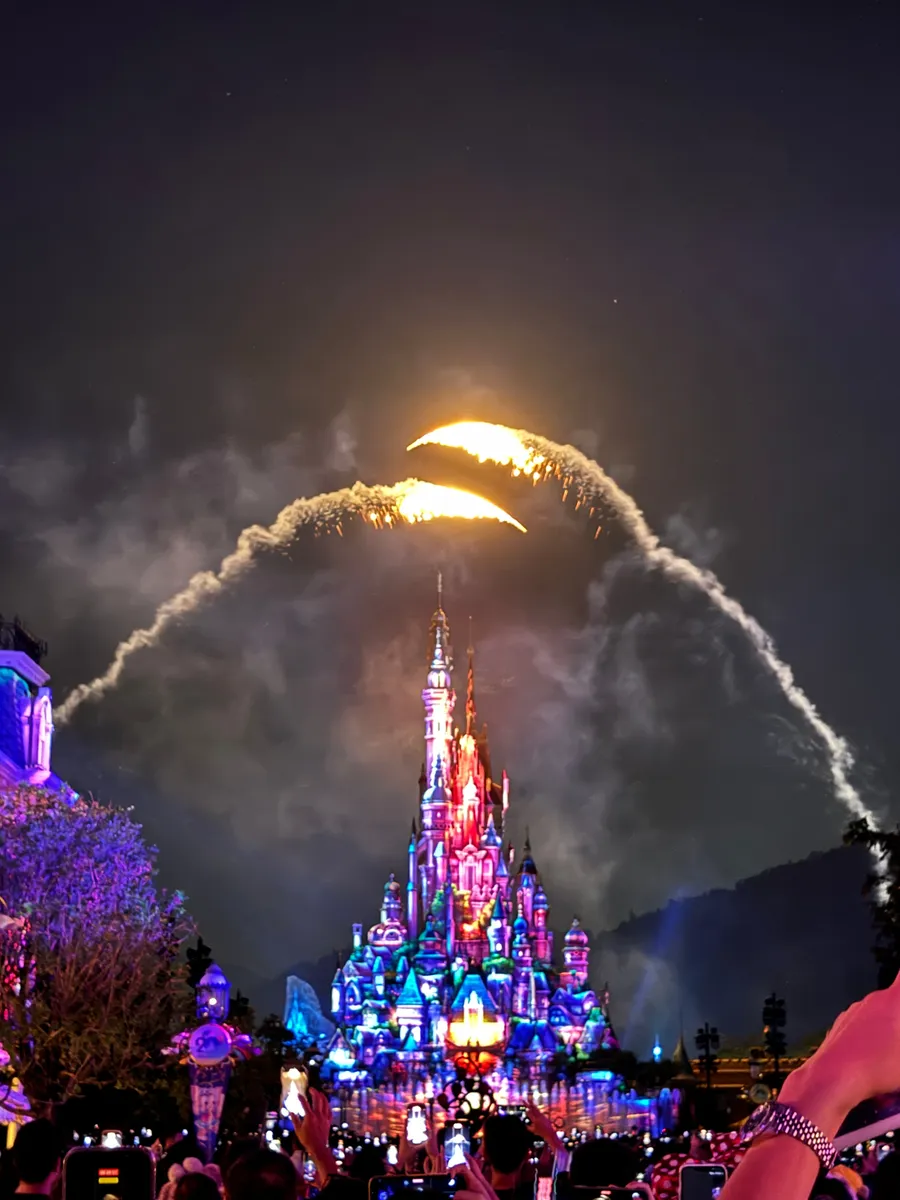 夜里最亮的两件事。